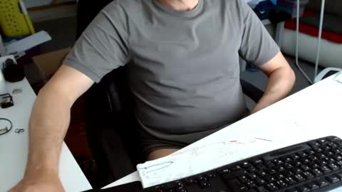 Snapshot of tomtom02029 chatting on April 25, 2026, 9:45 am Tom online show from April 25, 2026, 9:45 am