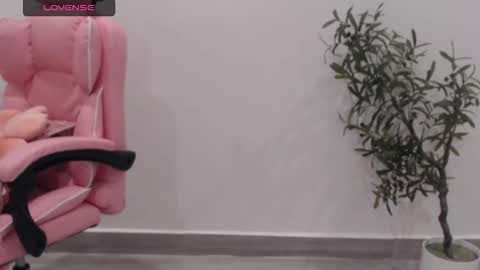 Snapshot of totoro_09 chatting on October 14, 2025, 3:51 am Angelina online show from October 14, 2025, 3:51 am