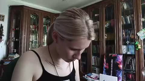Lesly online show from June 19, 2026, 8:18 am
