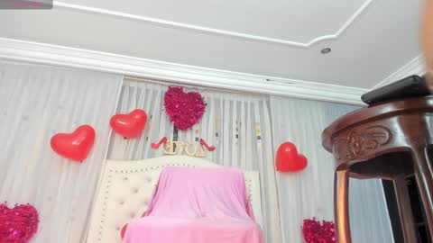 Juliana Giiraldo  online show from February 13, 2025, 2:42 pm