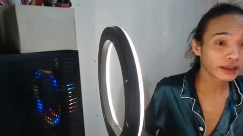 Amor  THUMBS-UP ME online show from February 6, 2026, 7:17 pm