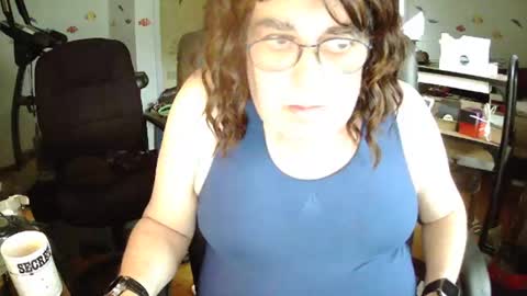 Snapshot of transmtfhello chatting on May 6, 2026, 7:19 pm Peter online show from May 6, 2026, 7:19 pm