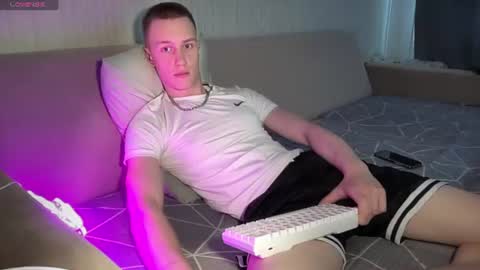 Snapshot of travis_gracile chatting on July 5, 2026, 7:26 am Travis online show from July 5, 2026, 7:26 am