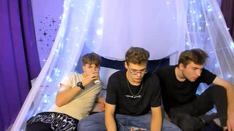 Travis online show from October 18, 2025, 7:03 pm