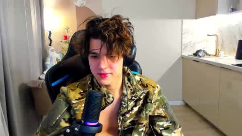 travisrivas online show from December 4, 2025, 2:43 am