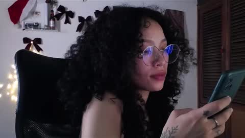 Snapshot of treasuresz chatting on December 10, 2024, 5:33 pm Emily online show from December 10, 2024, 5:33 pm