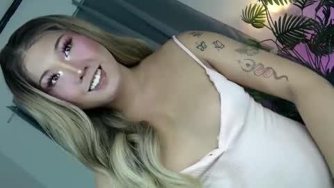 Snapshot of treatmelikeababe chatting on May 14, 2026, 9:27 am YOUR SLUT online show from May 14, 2026, 9:27 am