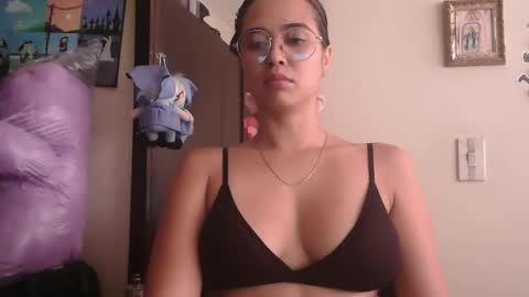triana_bell online show from April 28, 2026, 5:40 pm