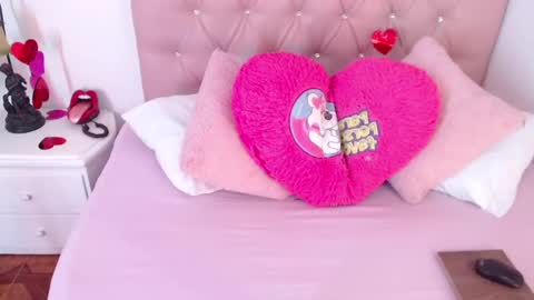 triana_crimson online show from February 19, 2025, 9:14 pm