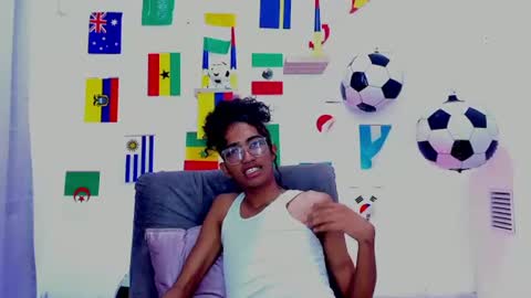 Snapshot of triiangel_latinboy chatting on July 15, 2026, 12:21 pm Johan online show from July 15, 2026, 12:21 pm