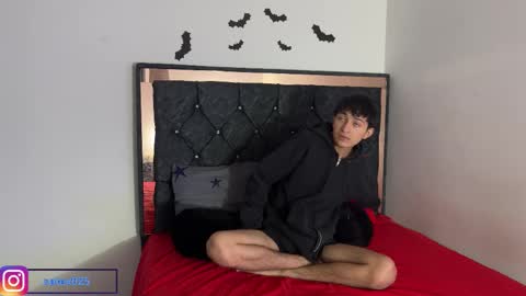 Snapshot of troye_lex chatting on November 28, 2025, 10:56 pm troye_lex online show from November 28, 2025, 10:56 pm