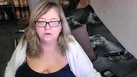 Lana online show from November 18, 2025, 12:27 am