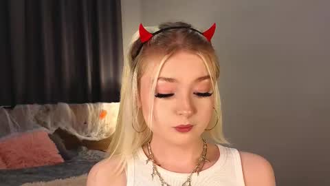 Snapshot of twinklefluff chatting on November 3, 2025, 4:19 pm twinklefluff online show from November 3, 2025, 4:19 pm