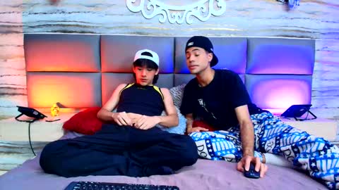 twinslovers_ online show from September 18, 2025, 7:49 pm