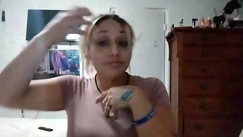 Snapshot of twocrazy85 chatting on November 12, 2025, 10:04 am Twocrazy85 online show from November 12, 2025, 10:04 am