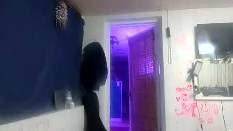 Snapshot of twocrazy85 chatting on November 19, 2025, 7:19 am Twocrazy85 online show from November 19, 2025, 7:19 am