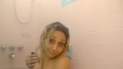 Snapshot of twocrazy85 chatting on November 20, 2025, 2:39 pm Twocrazy85 online show from November 20, 2025, 2:39 pm