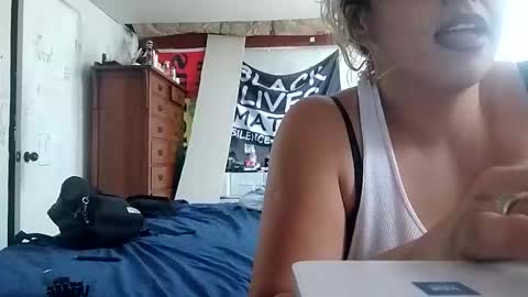 Snapshot of twocrazy85 chatting on November 29, 2025, 3:59 pm Twocrazy85 online show from November 29, 2025, 3:59 pm