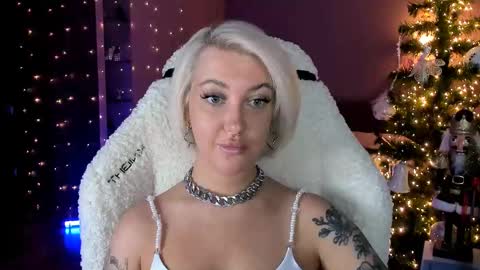 Snapshot of tykioty_miley chatting on December 21, 2024, 12:38 pm Miley online show from December 21, 2024, 12:38 pm