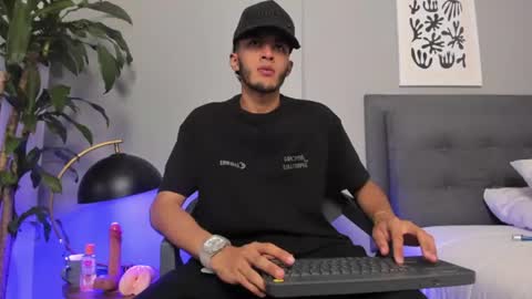 Snapshot of tyler_fox_ chatting on July 1, 2026, 9:47 pm Tyler Fox online show from July 1, 2026, 9:47 pm