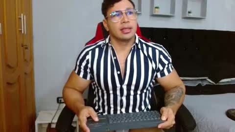 tyler_hank1 online show from December 4, 2025, 11:19 am