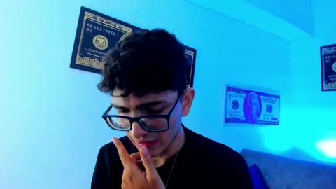 Snapshot of tylerwhiite_ chatting on January 12, 2025, 2:45 am online show from January 12, 2025, 2:45 am