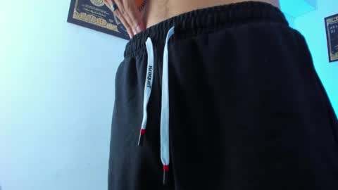 Snapshot of tylerwhiite_ chatting on February 1, 2025, 6:21 am online show from February 1, 2025, 6:21 am