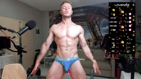 Snapshot of ukgymboy chatting on May 31, 2026, 12:12 pm James Iron online show from May 31, 2026, 12:12 pm