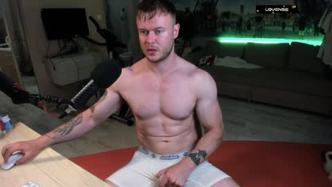 Snapshot of ukgymboy chatting on May 31, 2026, 8:10 pm James Iron online show from May 31, 2026, 8:10 pm