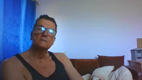Snapshot of ulmeni4 chatting on May 29, 2026, 6:11 am ulmeni4 online show from May 29, 2026, 6:11 am