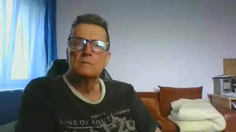 Snapshot of ulmeni4 chatting on June 1, 2026, 2:08 pm ulmeni4 online show from June 1, 2026, 2:08 pm