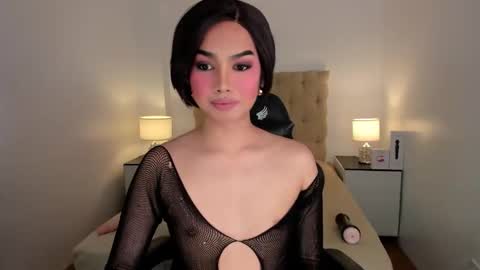 Snapshot of underrated_trans chatting on November 16, 2025, 3:56 am Lily online show from November 16, 2025, 3:56 am