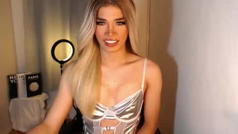 Snapshot of unique_taste69 chatting on September 15, 2025, 5:02 pm Miss Andrea online show from September 15, 2025, 5:02 pm