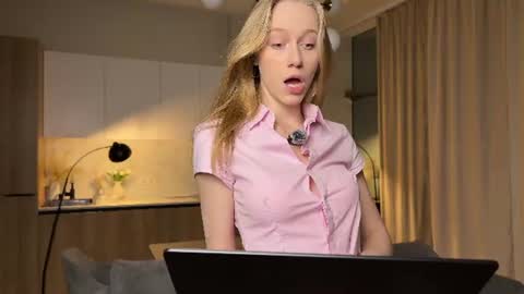 UnnaBella online show from June 20, 2026, 7:16 pm