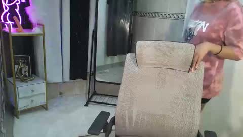 ur_sassyslutx online show from November 19, 2025, 1:11 pm