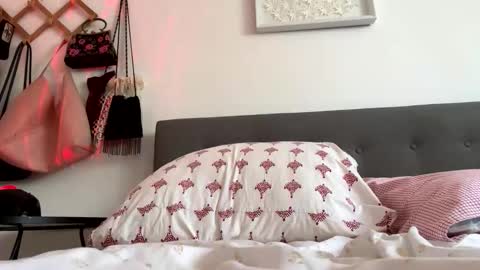 urbabygurl13 online show from April 20, 2026, 12:52 pm