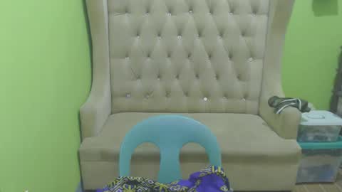 urhotmomzoey online show from April 22, 2026, 7:04 pm