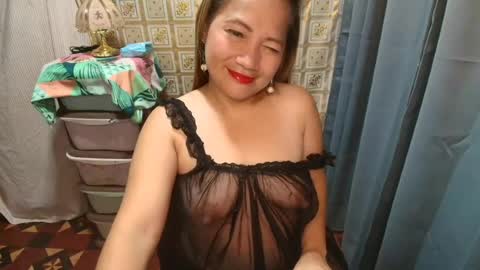 Snapshot of urhotmomzoey chatting on July 8, 2026, 12:42 pm urhotmomzoey online show from July 8, 2026, 12:42 pm