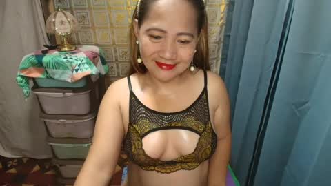 Snapshot of urhotmomzoey chatting on July 11, 2026, 5:48 pm urhotmomzoey online show from July 11, 2026, 5:48 pm