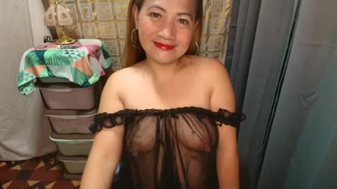 Snapshot of urhotmomzoey chatting on July 16, 2026, 1:50 pm urhotmomzoey online show from July 16, 2026, 1:50 pm