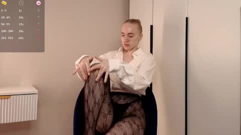 ElizabethLizy online show from April 26, 2026, 8:45 am