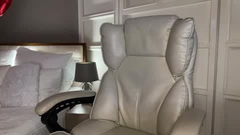 Snapshot of urlillshy chatting on December 5, 2025, 1:14 am Kristina online show from December 5, 2025, 1:14 am