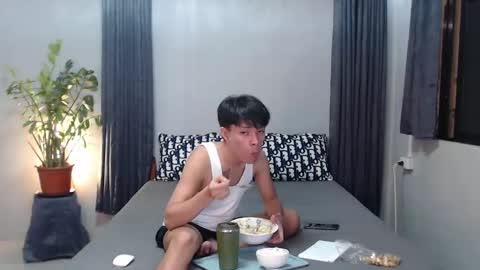 Snapshot of urpinoyasianx chatting on December 21, 2025, 9:49 am Mel online show from December 21, 2025, 9:49 am