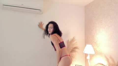 Vaiolet  online show from April 28, 2026, 10:37 pm