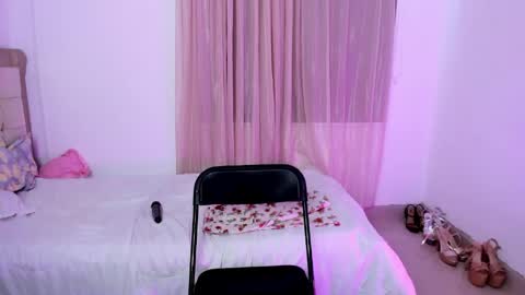 Snapshot of vale_kross chatting on June 3, 2026, 2:33 pm HI IM NEW online show from June 3, 2026, 2:33 pm