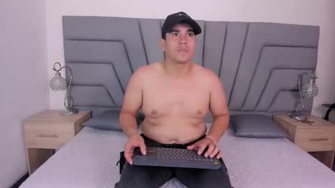 Snapshot of vale_n_matt chatting on October 5, 2025, 3:27 am Samantha y Matt online show from October 5, 2025, 3:27 am