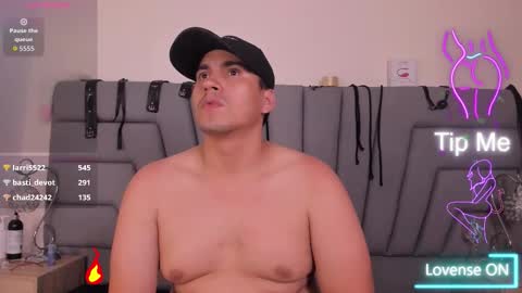 Snapshot of vale_n_matt chatting on October 5, 2025, 3:32 pm Samantha y Matt online show from October 5, 2025, 3:32 pm