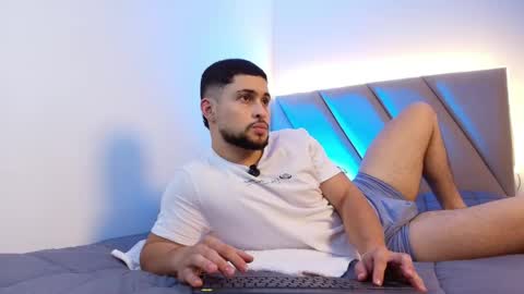 valenssio_moretti online show from May 26, 2026, 12:50 am