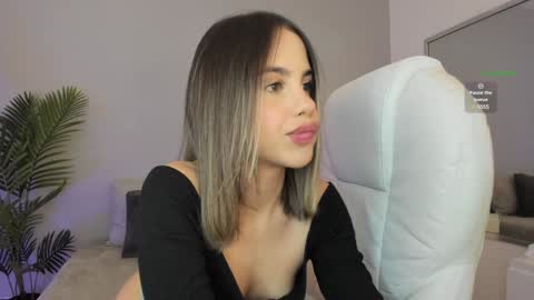 Snapshot of valentina_m17 chatting on January 23, 2025, 11:36 pm VALENTINA online show from January 23, 2025, 11:36 pm