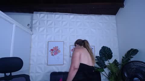 Valentina  online show from September 17, 2025, 12:01 am